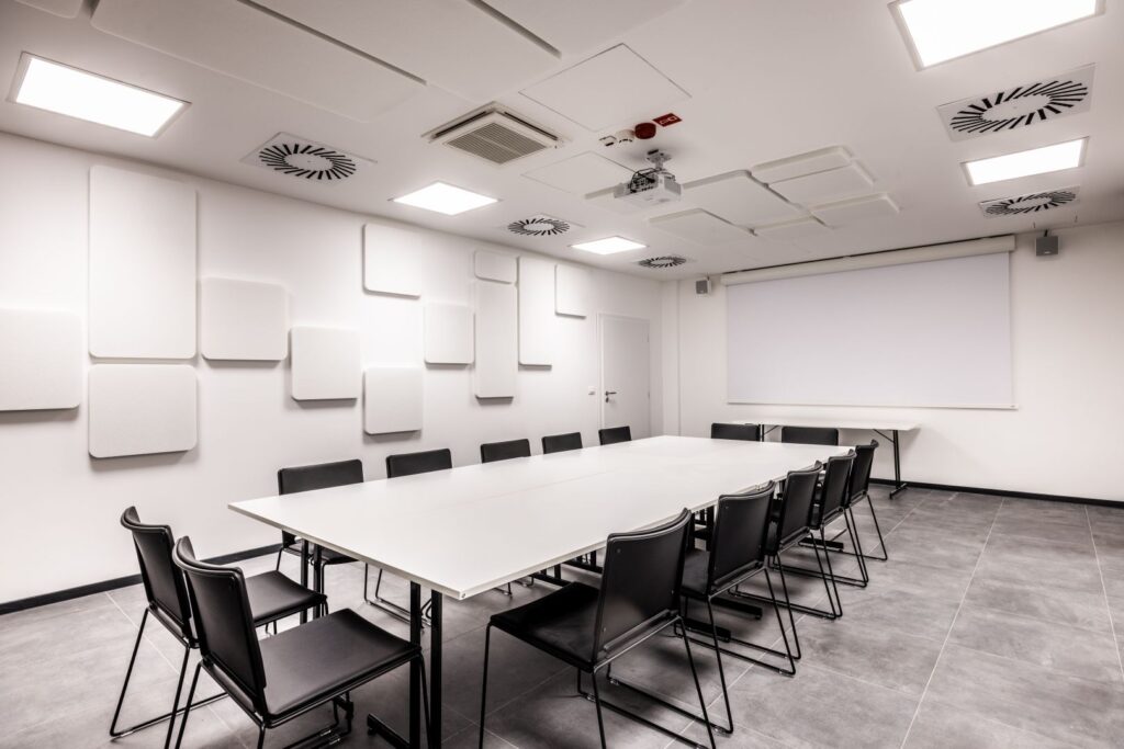 metalka globus sejna soba